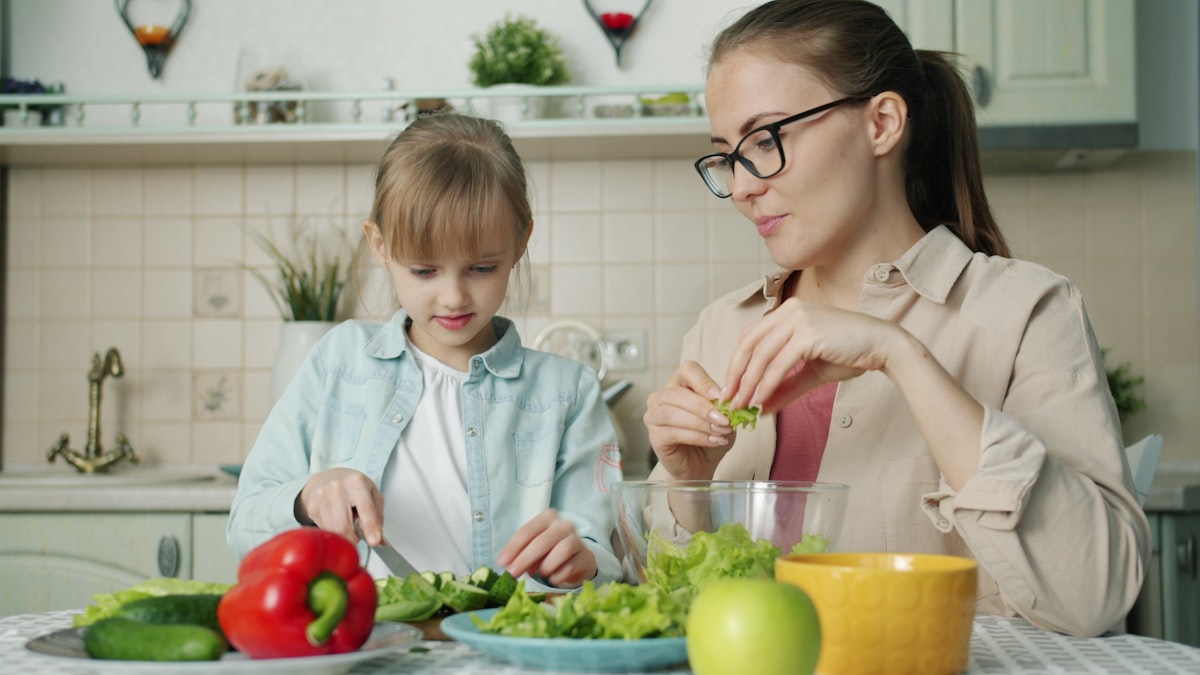 Insalata colorata con verdure fresche di stagione